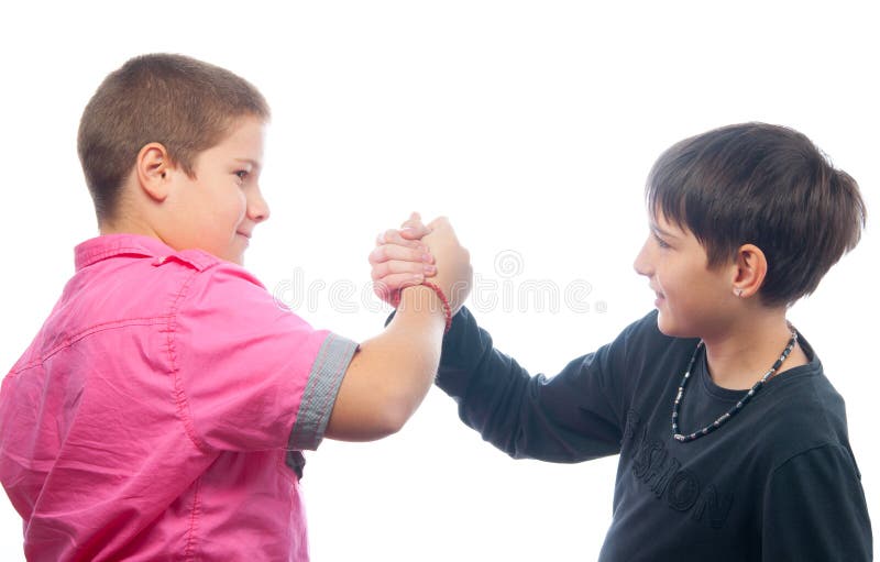 Игра младших друзей. Фото детей пожимающих руки друг другу. Бест Фриендс пожатие руки. Картинка мальчик здоровается с одноклассниками. Фото где друг пожал руку другу в 10 лет.