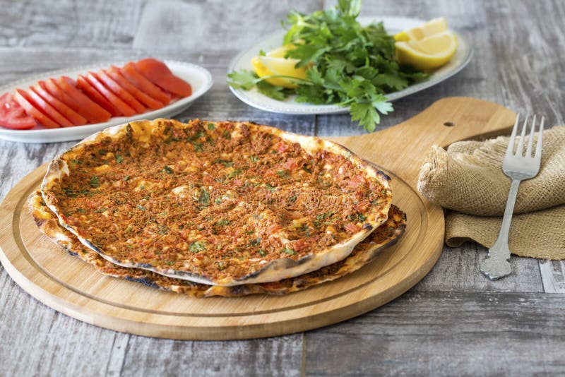 Лахмакун - турецкая мясная пицца, рецепт с фото
