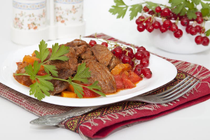 Мясо тушеное в соке красной смородины цвет запах внешний вид