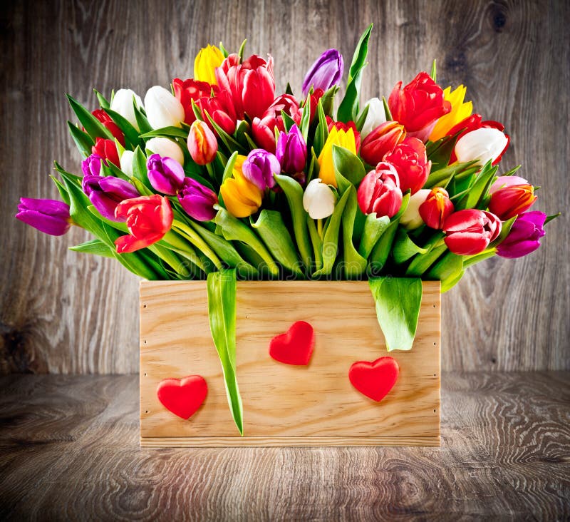 Тюльпаны бузулук. Тюльпаны в коробке. Тюльпаны в ящике. Коробка с тюльпанами. Тюльпаны в деревянном ящике.