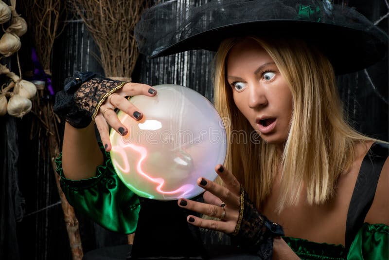 Ведьма видна по. Ведьма с шаром. Магический шар ведьмы. Колдунья с шаром. Ведьма с хрустальным шаром.