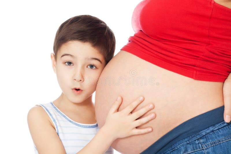 Живот с мальчиком и девочкой. Девочки СЛУШАЮТ У беременных мам животы. Обнять живот мальчика. Поцеловал мальчика в живот
