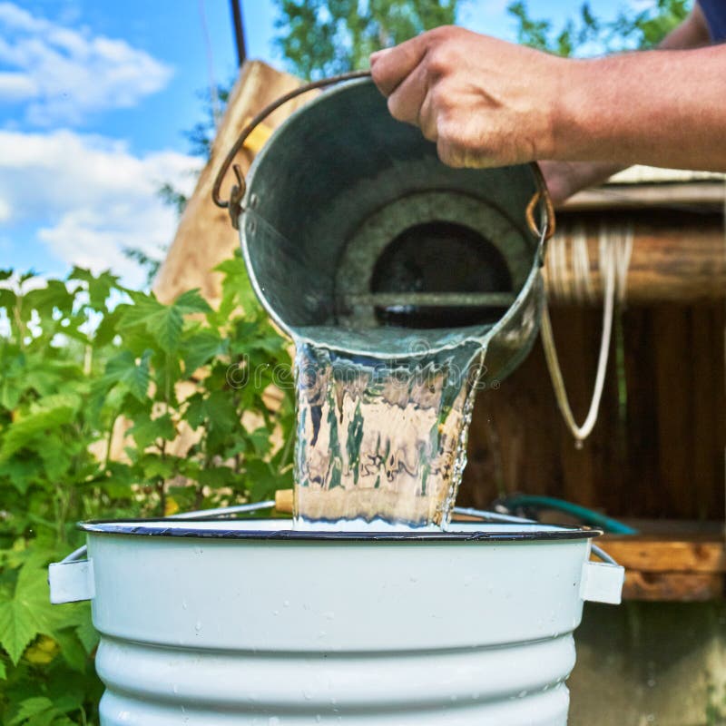 Почему ведра с водой. Ведро для колодца. Ведро с водой. Колодец для воды. Колодец ведро с водой.