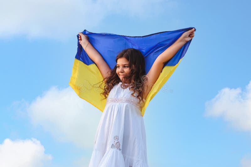 желто-синий украинский флаг в руках девушки, бегущей по поваленному  пшеницей полю. счастливый ребенок с флагом украины. независимо Стоковое  Фото - изображение насчитывающей ребенок, счастливо: 224033380
