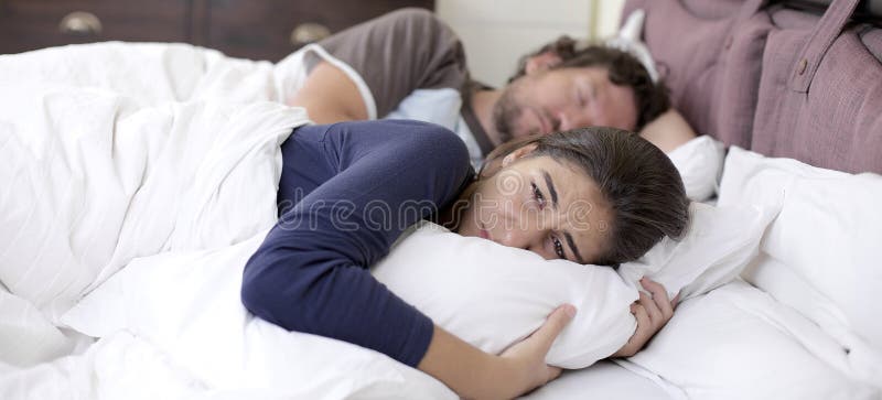 Возле спящего мужа. Супруги спят в спальне.