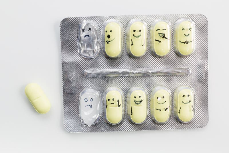 Упаковка таблеток с желтыми пилюльками и покрашенными эмоциями изолированны...