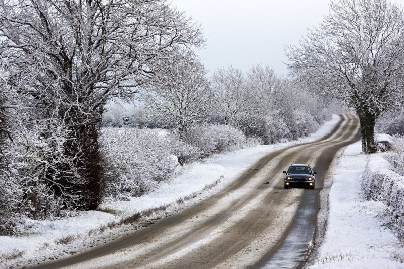 Снег почти растаял и хотя дорога. Морозное пучение дороги. Фото зима трасса машина зимние шины. Snow in uk.