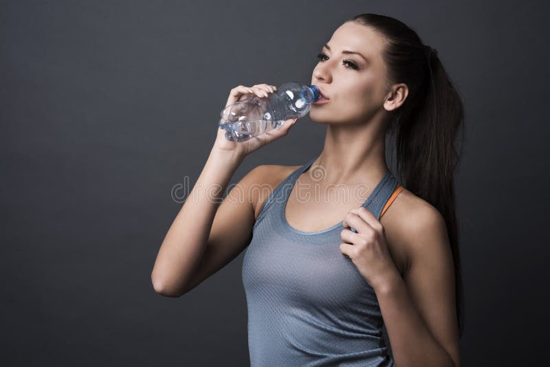 Девушка после выпитого. Девушка пьет воду. Девушка пьет воду на тренировке. Фитнес девушка пьет воду. Стройная девушка пьет воду.