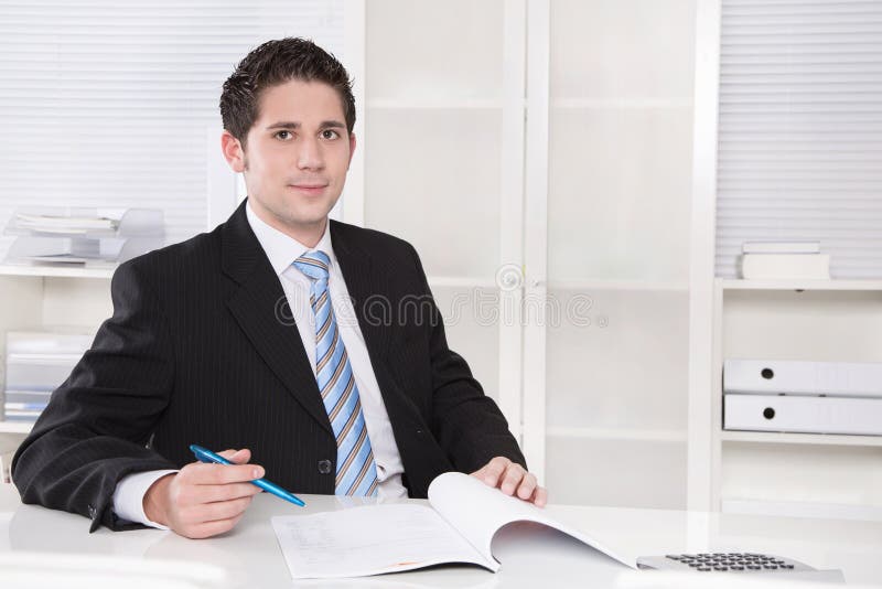 Govern person. Tara jones. Деловой мужчина. Женщина босс картинки. Govern person.