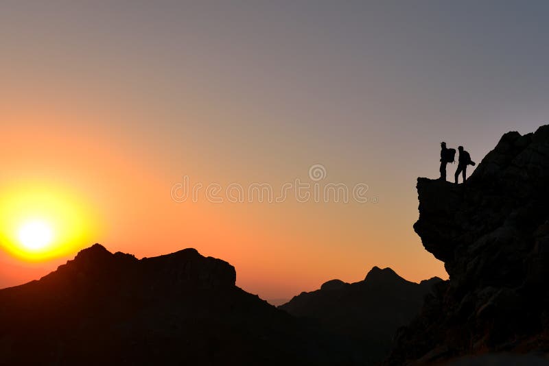 Watch the sun rise. Человек на восходе солнца. Человек смотрит на солнце. Закат фото. Watch the sun rise.