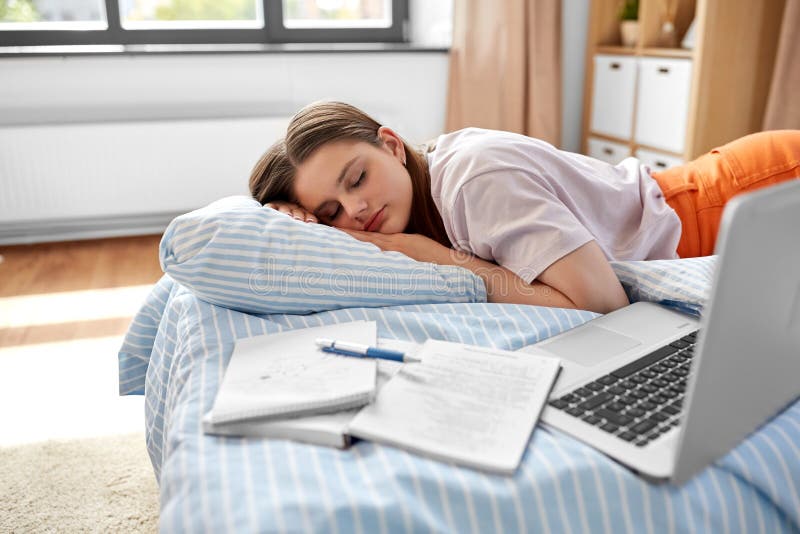 Блокнот на кровати. Sleep Notebook photo. Sleep with Laptop. Tired student 3d. Сплю со студенткой