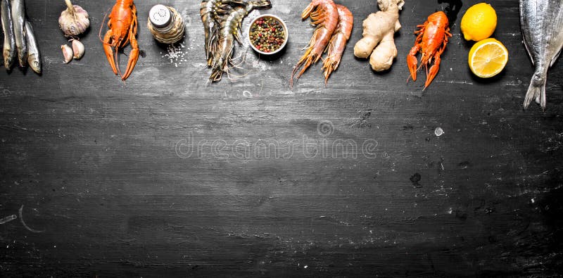 Морепродукты на черном фоне