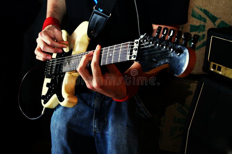 Как играть рок на гитаре. Человек с электрогитарой. Играющий на электрогитаре. Игра на электрогитаре. Гитаристы рок фотосессия.