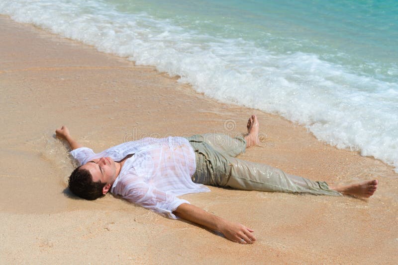 Люди лежат на пляже