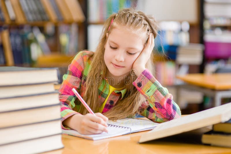 Подростки мало читают. Подростки мало читают. Книги для детей. Подростки мало читают. Ученик подросток.