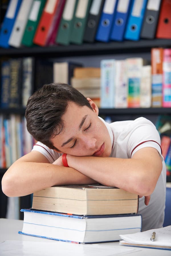 Книга лежит в шкафу. Уставший студент картинка. Уставший подросток с русской книгой картинки. Поза спящего школьника с книгой.