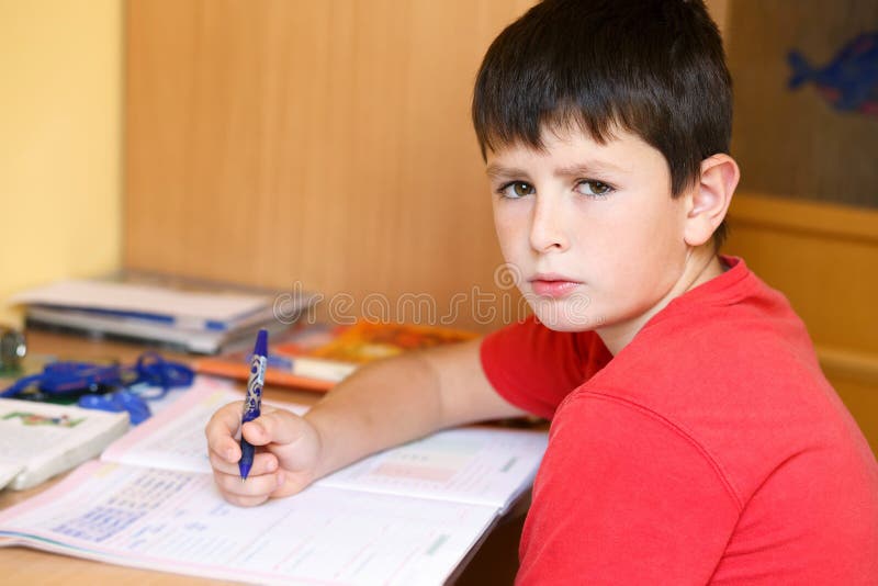 В 11 лет мальчик что делает. Мальчики в школе занимаются. Мальчик делает опрос у людей. Doing homework is tiring. Фото ребенка дошкольника выполняющего Карандашные работы.
