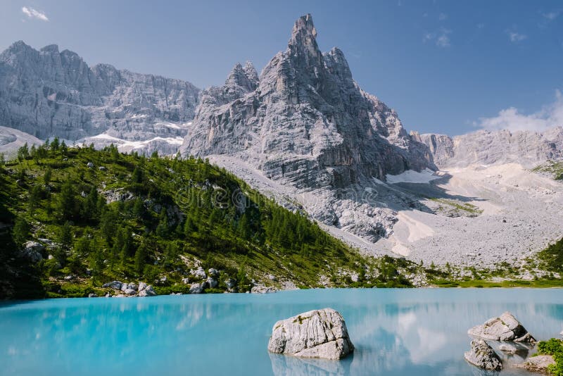 Озеро карецца италия. Раковина dolomite lago j305900. Доломиты италия. Лаго ди карецца сказочное озеро. Доломитовые альпы, италия.
