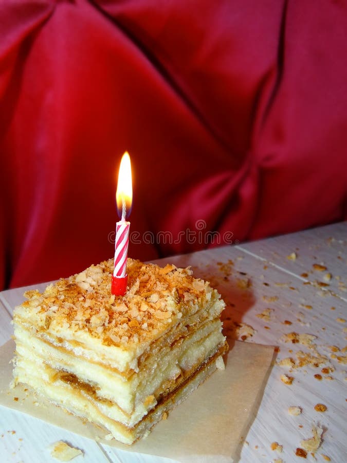 Кусочек торта со свечкой