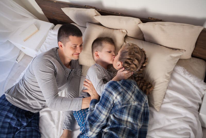 Жена в постели сына. Отец и сын сон. Фотосессия сыном в постели.