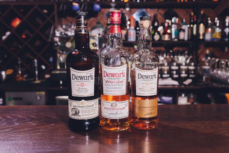 С чем смешать виски. Лебедев Dewars. Очень много бутылок виски на белом.