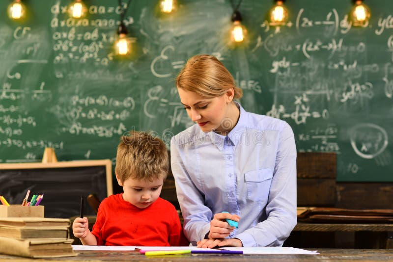 Зрелые учителя с мальчиком. Sacaria boy teacher. Teacher gives a Mark. Зрелый преподаватель