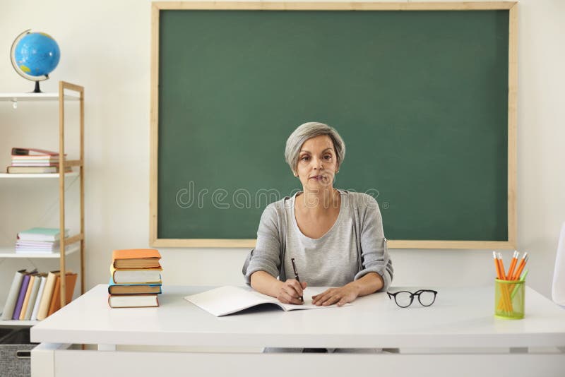 Дети прощаются с учителем. Человечек девочка. Учитель иллюстрация. Учитель машет. Учитель прощается с учениками.