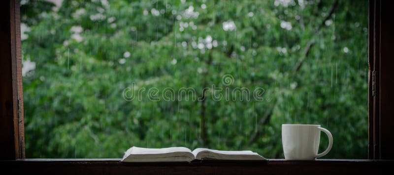 Уютный натюрморт лета: чашка горячего кофе и раскрытой книги на винтажном windowsill и дожде снаружи афоризмов Дождь в лете