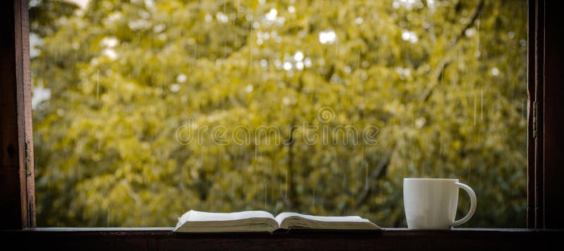 Уютный натюрморт осени: чашка горячего кофе и раскрытой книги на винтажном windowsill и дожде снаружи Осень афоризмов дождь