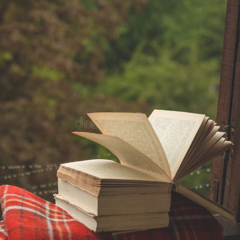 Уютный натюрморт осени: чашка горячего кофе и раскрытой книги на винтажном windowsill и дожде снаружи Осень афоризмов дождь