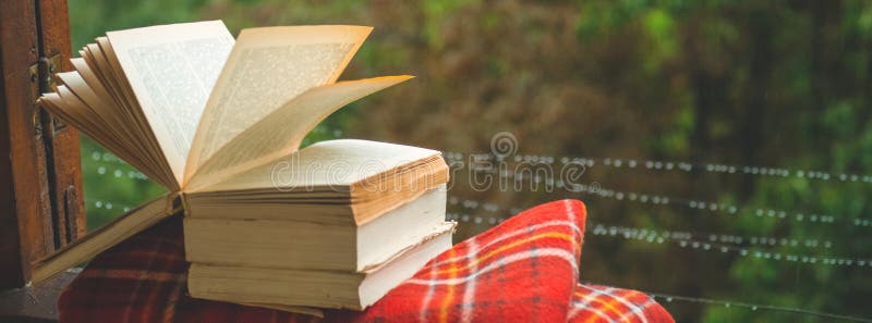 Уютный натюрморт осени: чашка горячего кофе и раскрытой книги на винтажном windowsill и дожде снаружи Осень афоризмов дождь