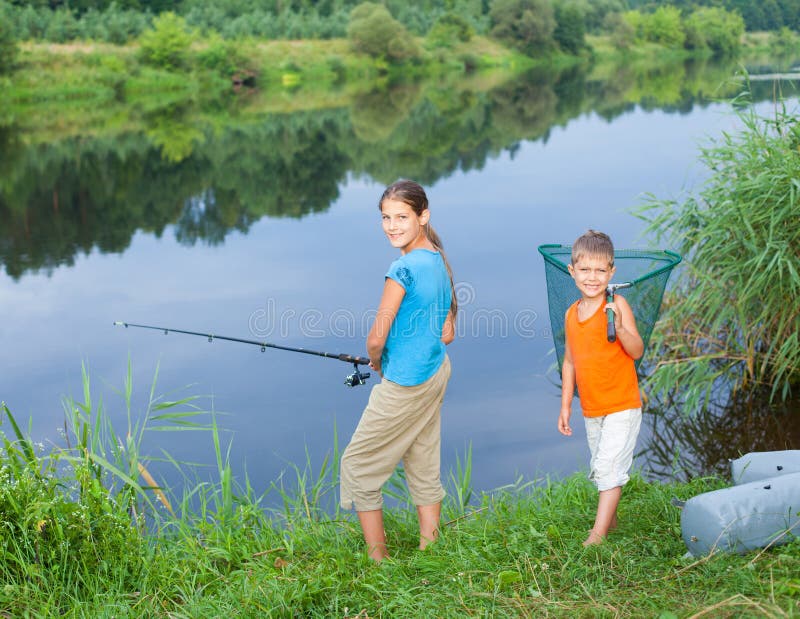 Братья ловят рыбу. Фотосессия братья на рыбалке. Девушка рыбачит с братом. Братья ловят рыбу и общаются.