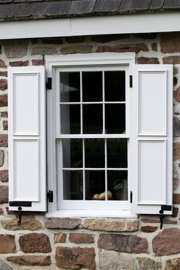 Филенчатые ставни мид америка. Ставни в домах средиземноморского стиля. Здания со ставнями в американском стиле. Филенчатые ставни мид америка. С белыми ставнями.