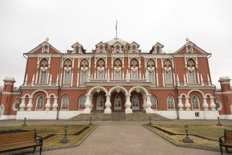 Дворец петра москва. Петровский путевой дворец в Москве фасад. Петровский путевой дворец Казаков. Путевой дворец Петра Москва. Петровский путевой дворец стиль Барокко.