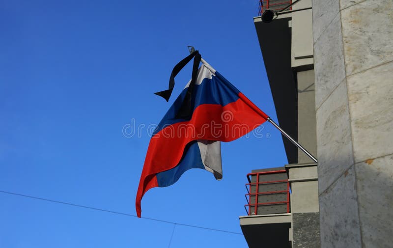 Флаг траура фото. Траурный флаг. Приспущенный флаг России. Приспущенный флаг с траурной. Траурная лента на флаге.