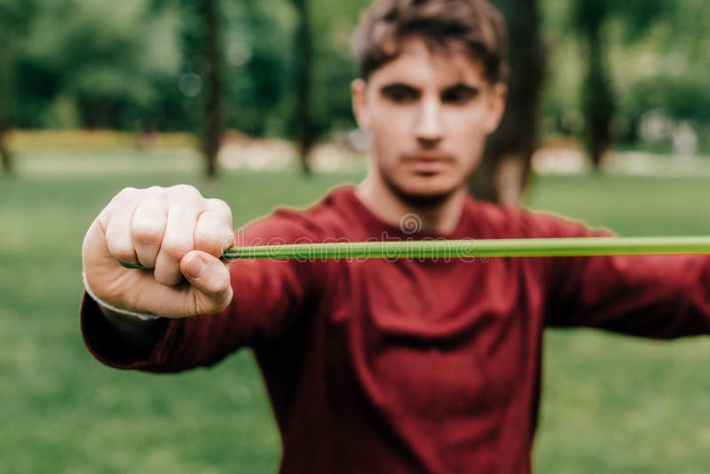 Спортсмен держит в руках биту