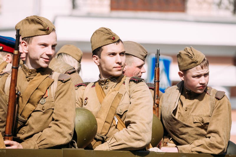 Их в живых осталось семеро молодых солдат. Пилотка солдата. Военная форма СССР. Пилотка солдата СССР. Солдат в пилотке фото.