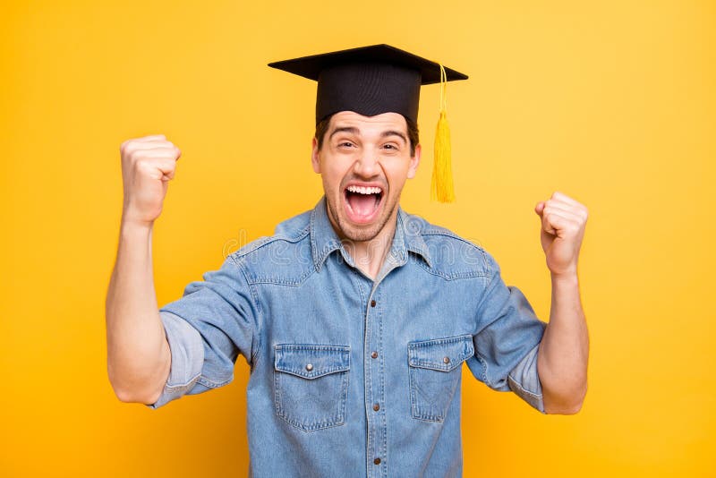 Радуются окончание. Человек радуется диплому. Человек приподнимает шляпу. Человек радуется окончанию ИП. Cheerful man coming.