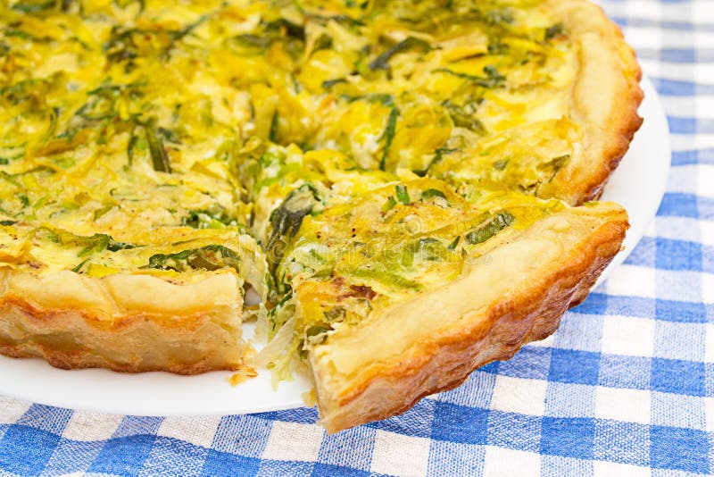 КИШ С луком пореем и сыром
