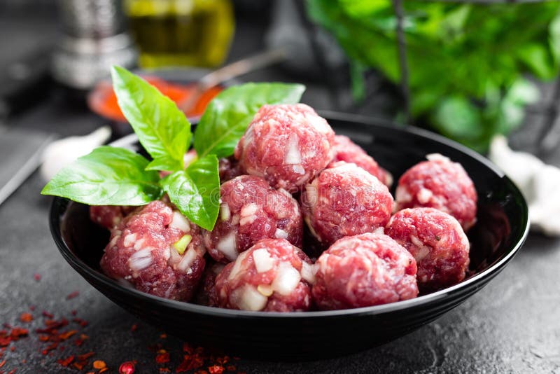 Фрикадельки из говядины варить. Фрикадельки с телятины. Raw Meatballs Top view. Сколько варить фрикадельки из говядины.