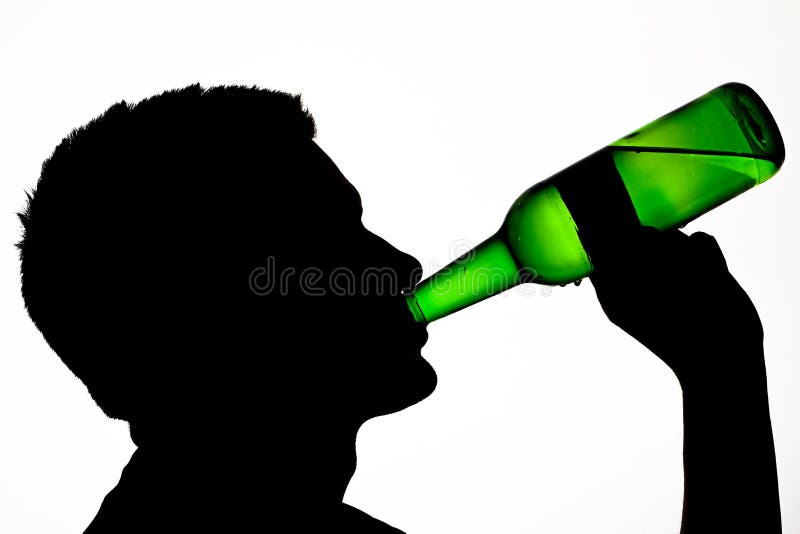 Человек пьет из бутылки. Силуэты пьющих людей. Силуэт человека с бутылкой. Человек пьет пиво. Силует человека с бутылкрой.