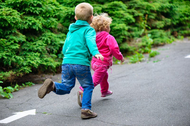 Не убегай брат. Маленький ребенок бежит. Бежавшие девочка и младший брат. Фото сестричек бегущих. Брат и сестра дети на улице.