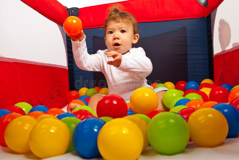 Шарами яма. Дети с шариками. Игрушка с шарами для детей. Дети с шариками фото. Ролик мальчик с шариками для детей.