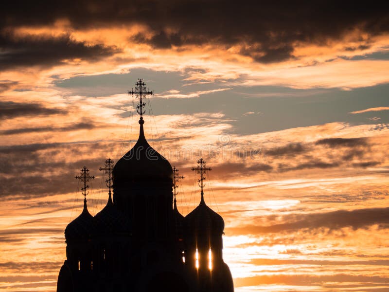 Силуэт церкви на закате
