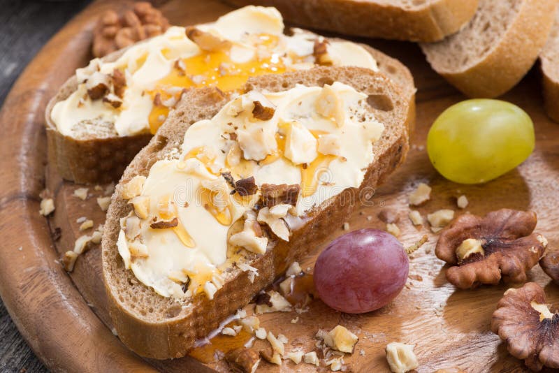 Бутерброд с медом и орехами