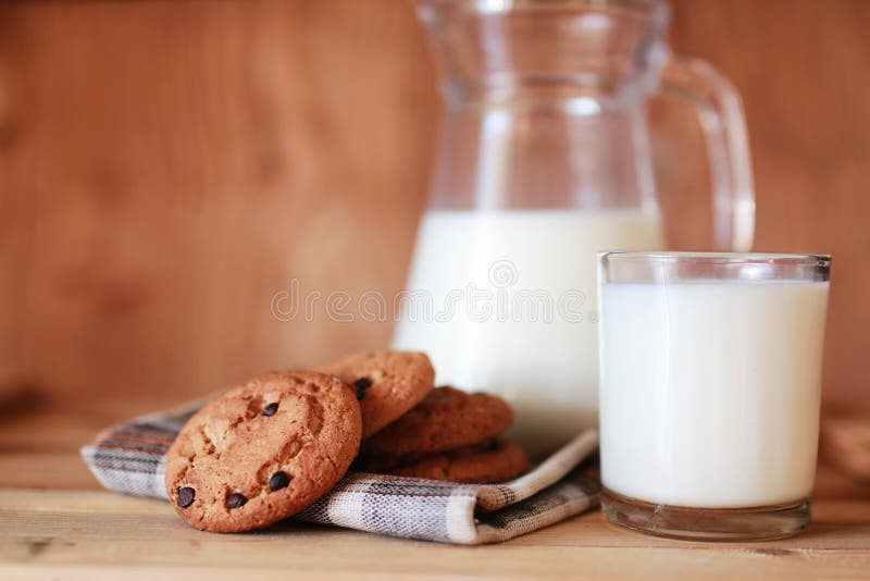 Печенье с молоком на белом фоне
