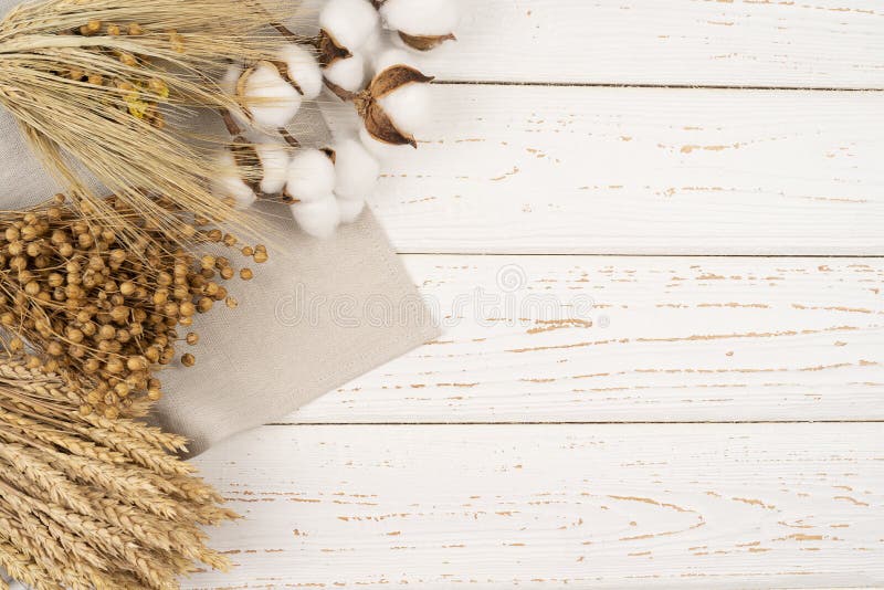 Колосья на деревянном фоне. Зерно фон. Пшеница на доске. Пшеница на деревянном столе. Хлопок и пшеница