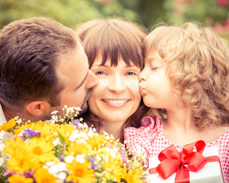 Маме с сыном вместе 36 лет. Семья в цветах. Представление сыном мамы на празднике. Тюльпаны и поцелуй фото.