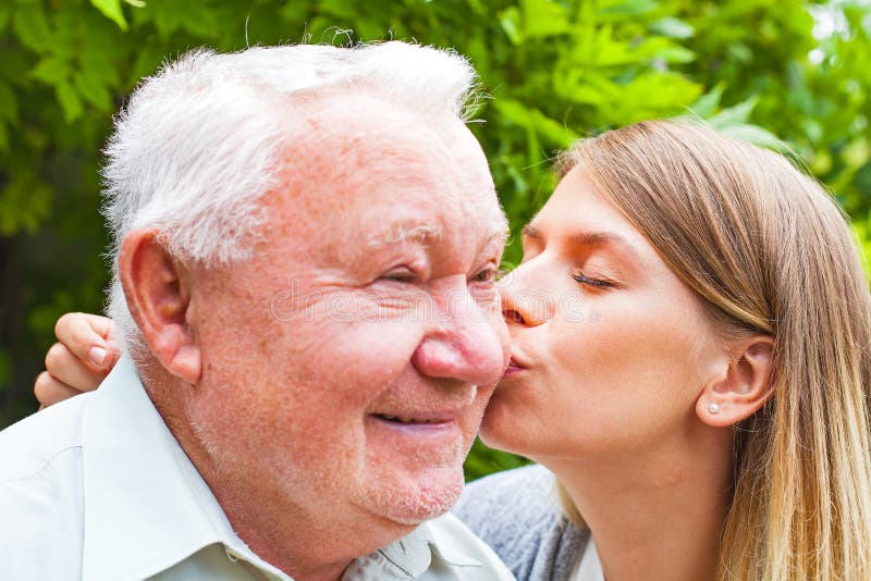 Старики с молодыми красивыми девушками. Дедушка целует. Поцелуй Деда. Дедушки поцеловались. Девушка целует Деда.