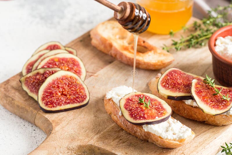 Бутерброд с медом и орехами